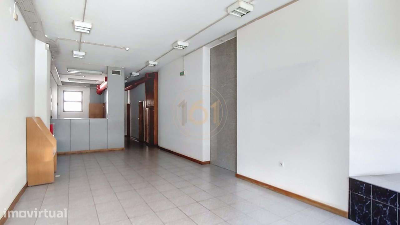 Loja Comercial + cave + logradouro na Rua 5 de Outubro - Grande imagem: 3/33