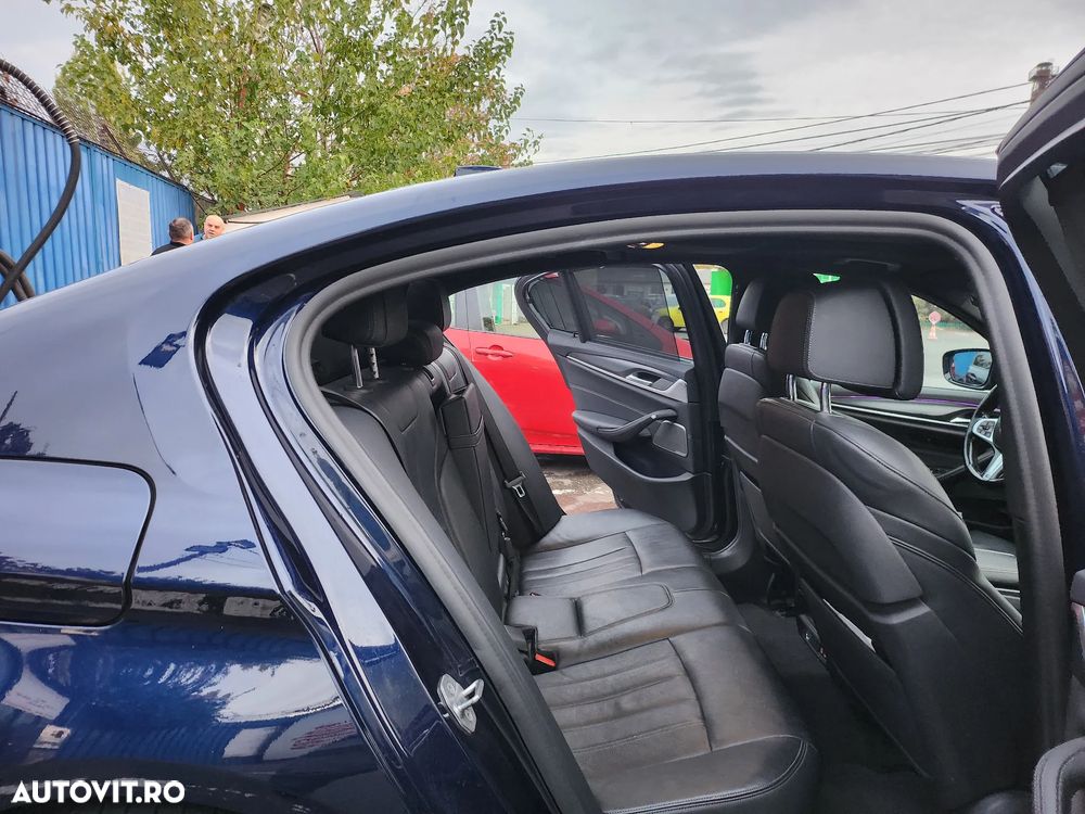 BMW Seria 5 530d xDrive AT MHEV - 14