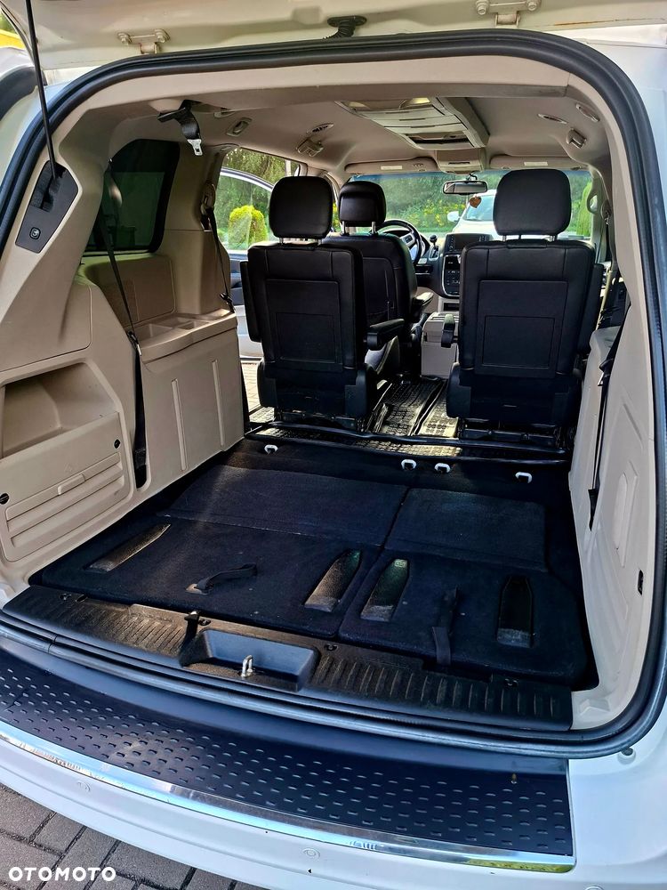 Chrysler Town & Country - 11