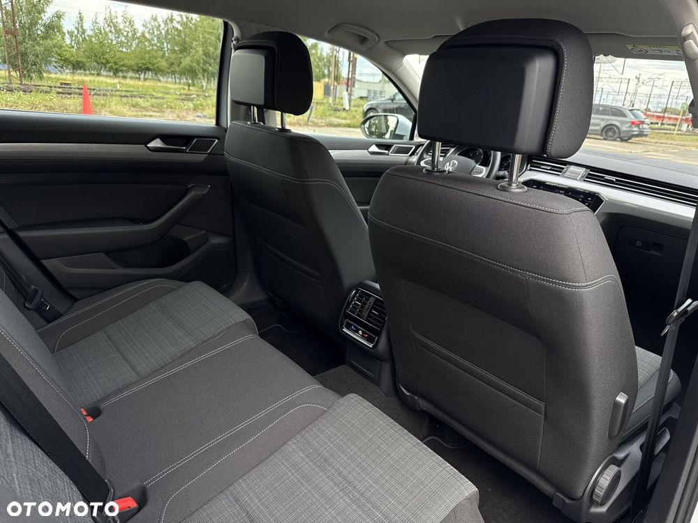 Volkswagen Passat 2.0 TDI Business DSG - 36