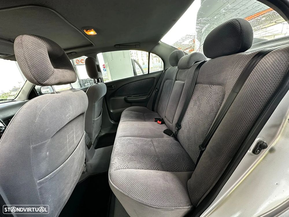 Toyota Avensis Sedan 1.6 Sol - 11