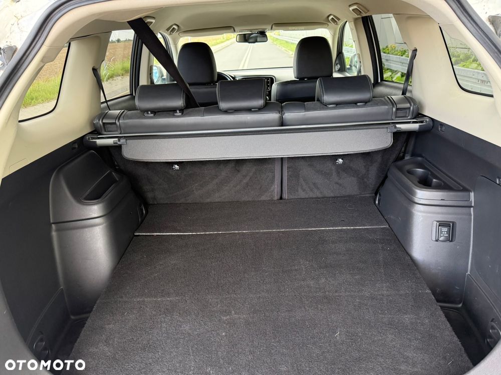 Mitsubishi Outlander 2.0 4WD Plug-In Hybrid Plus - 16