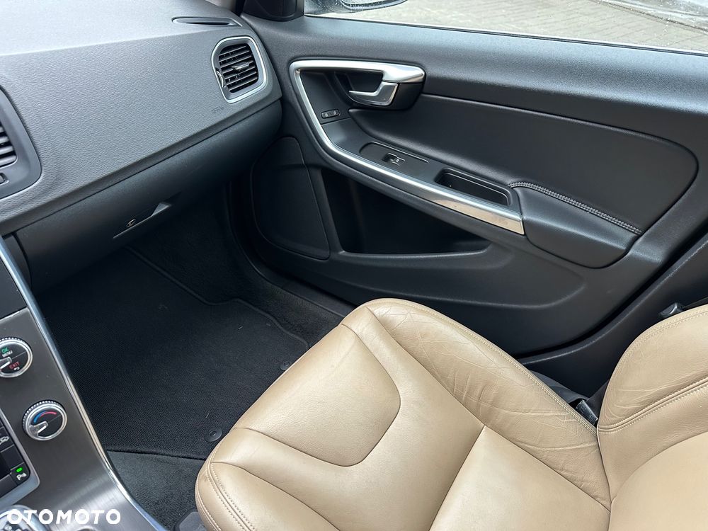 Volvo V60 D4 Momentum - 24