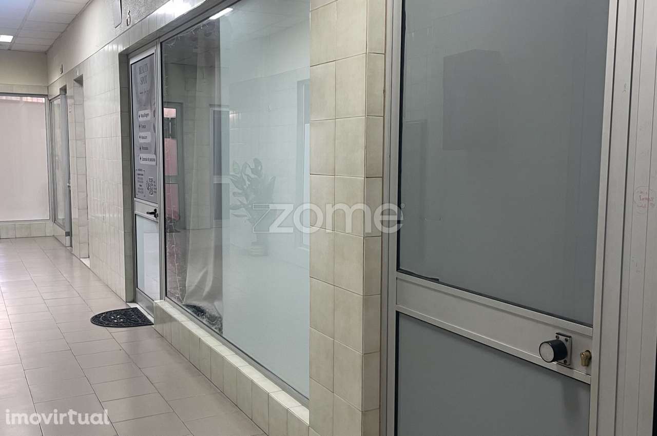 Loja no Centro Comercial da Cruz de Pau - Grande imagem: 2/4