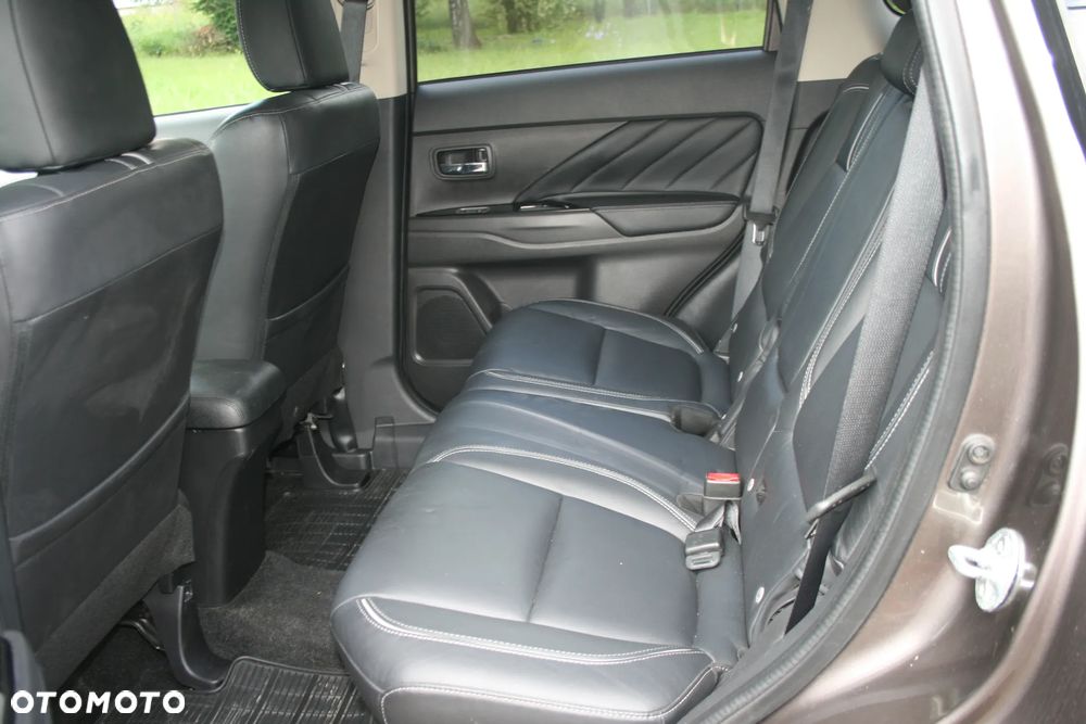 Mitsubishi Outlander 2.0 Invite + 2WD - 10