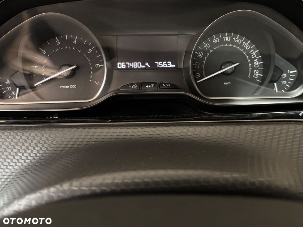 Peugeot 208 - 17