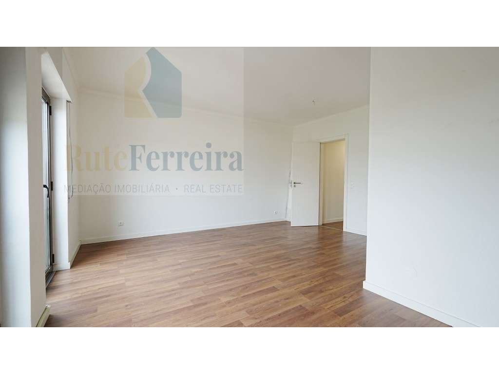 No centro de Torres Vedras, apartamento T2 no Edifício Castelo com ... - Grande imagem: 4/25