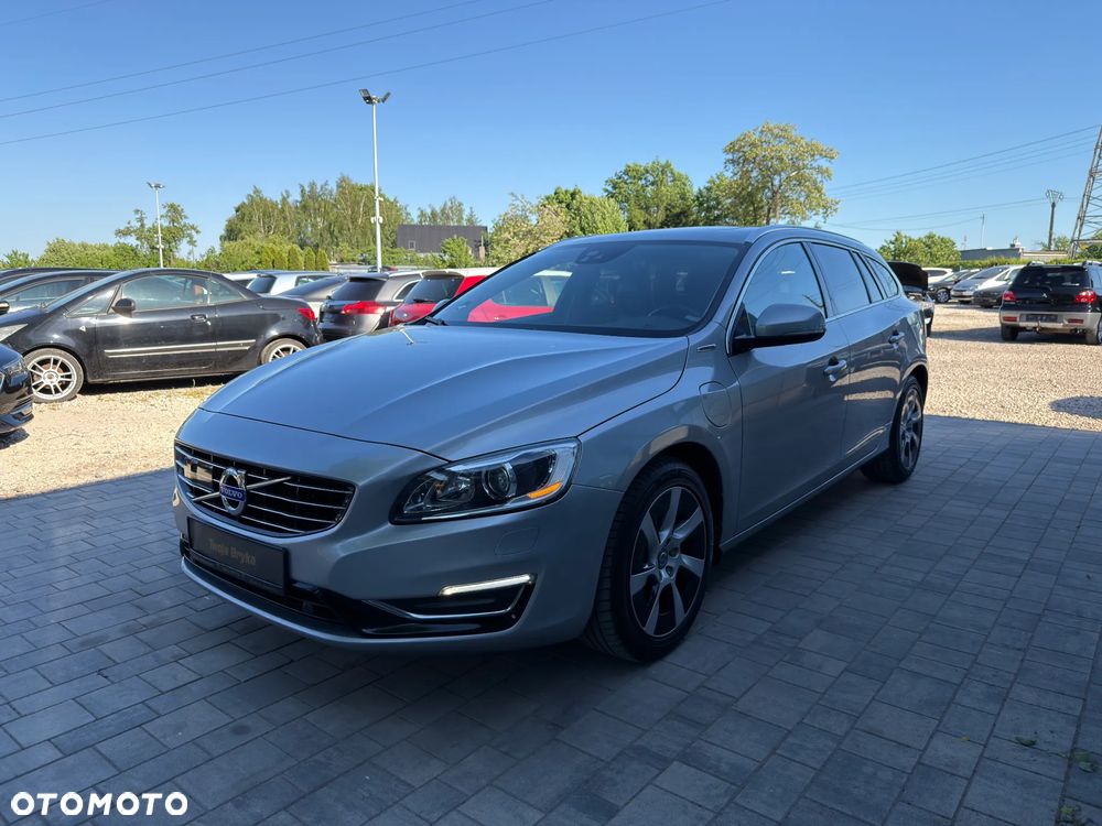 Volvo V60 D6 AWD Plug-in Hybrid R-Design Momentum - 7