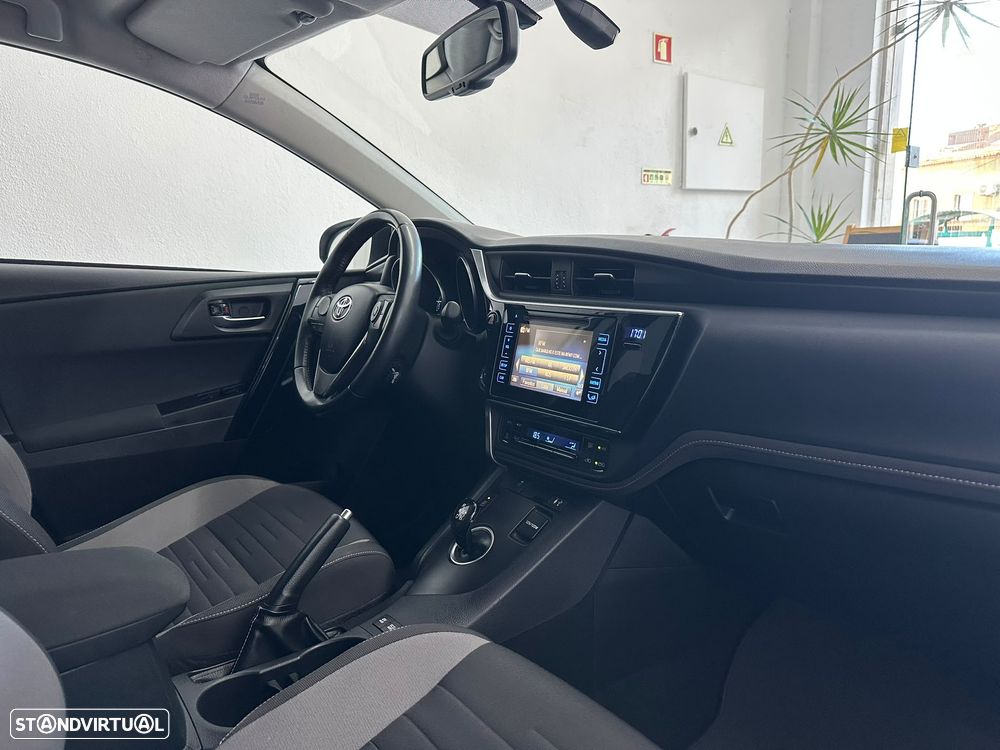 Toyota Auris 1.8 HSD Comfort +P.Sport+Navi - 35