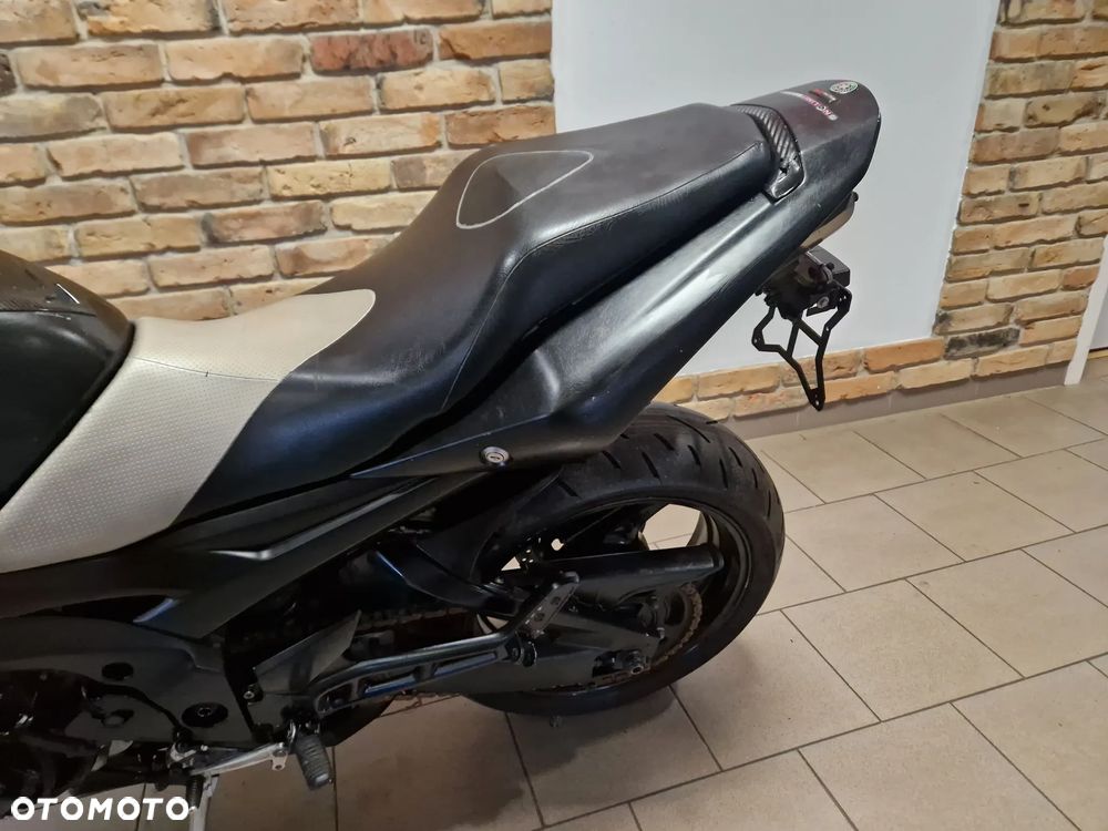 Suzuki GSR - 26