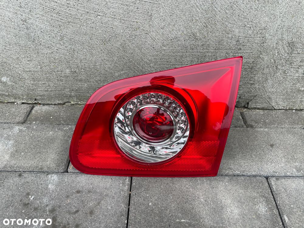 LAMPA TYLNA PRAWA W KLAPĘ VW PASSAT B6 KOMBI  2005-2011 - NOWA AL - 1