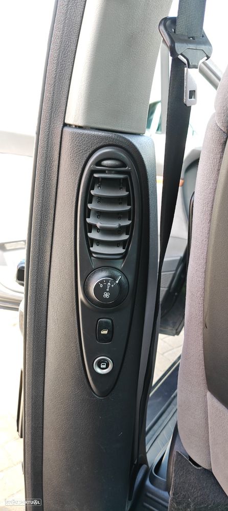 Citroën C8 2.0 HDi SX - 37