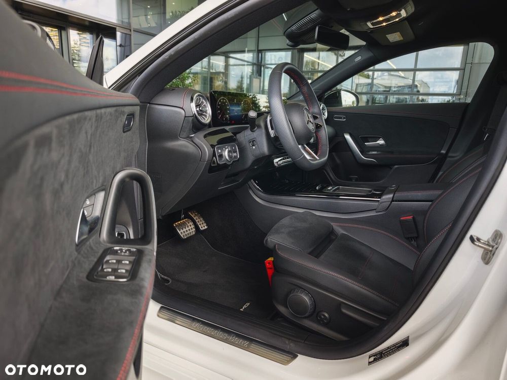 Mercedes-Benz CLA - 12