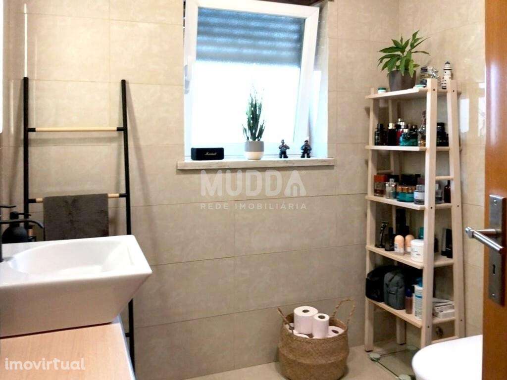 Moradia T3 Contemporânea com Suite, Painéis Solares, Garagem e Terraço - Grande imagem: 4/32