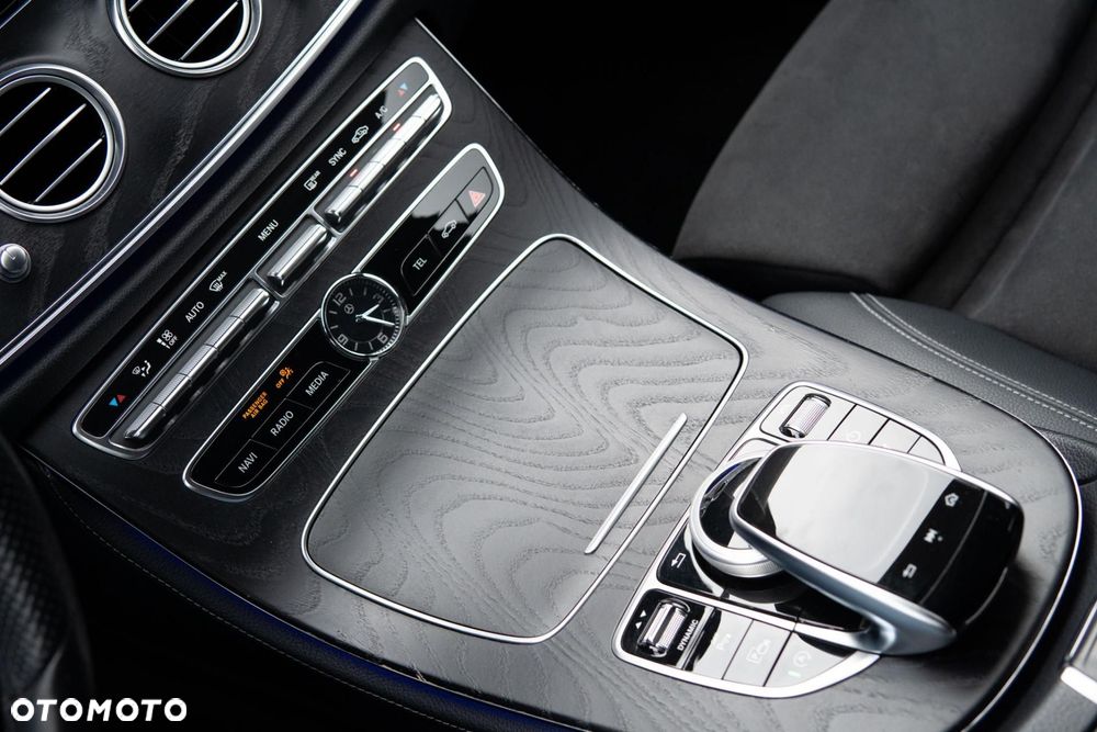 Mercedes-Benz Klasa E 220 d 4Matic 9G-TRONIC AMG Line - 27