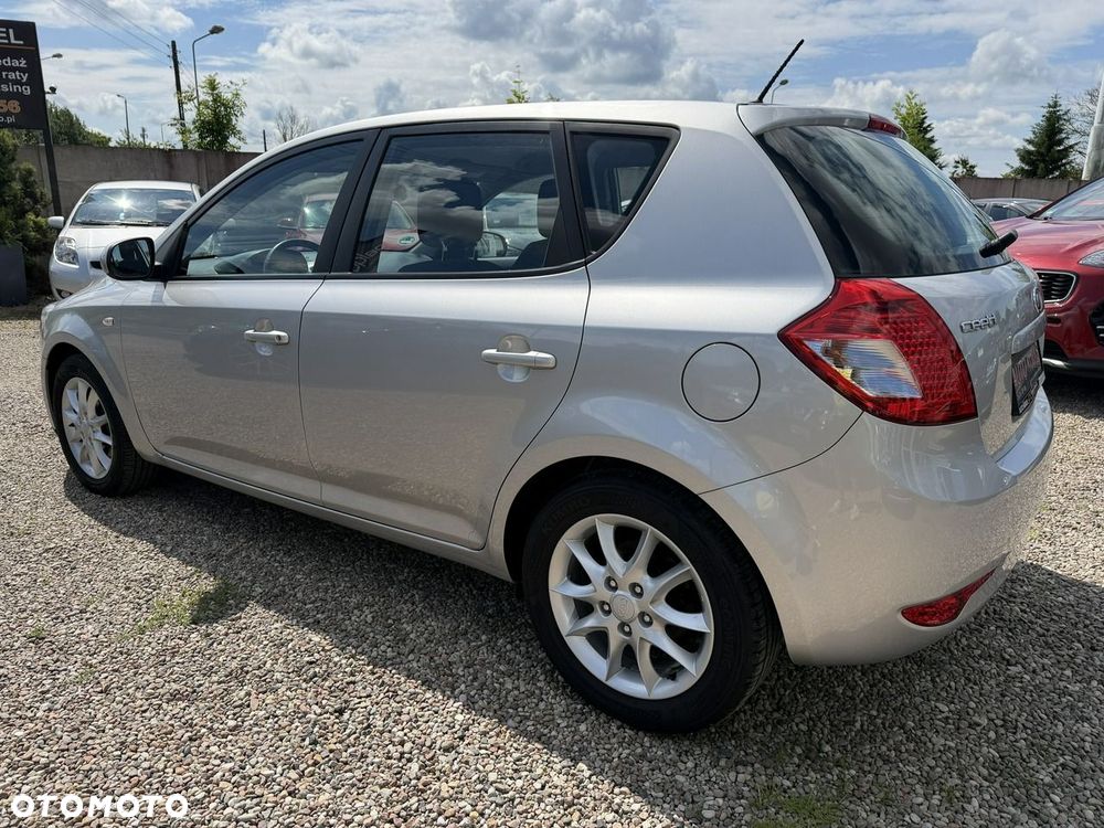Kia Ceed 1.4 CVVT Dream-Team Edition - 4