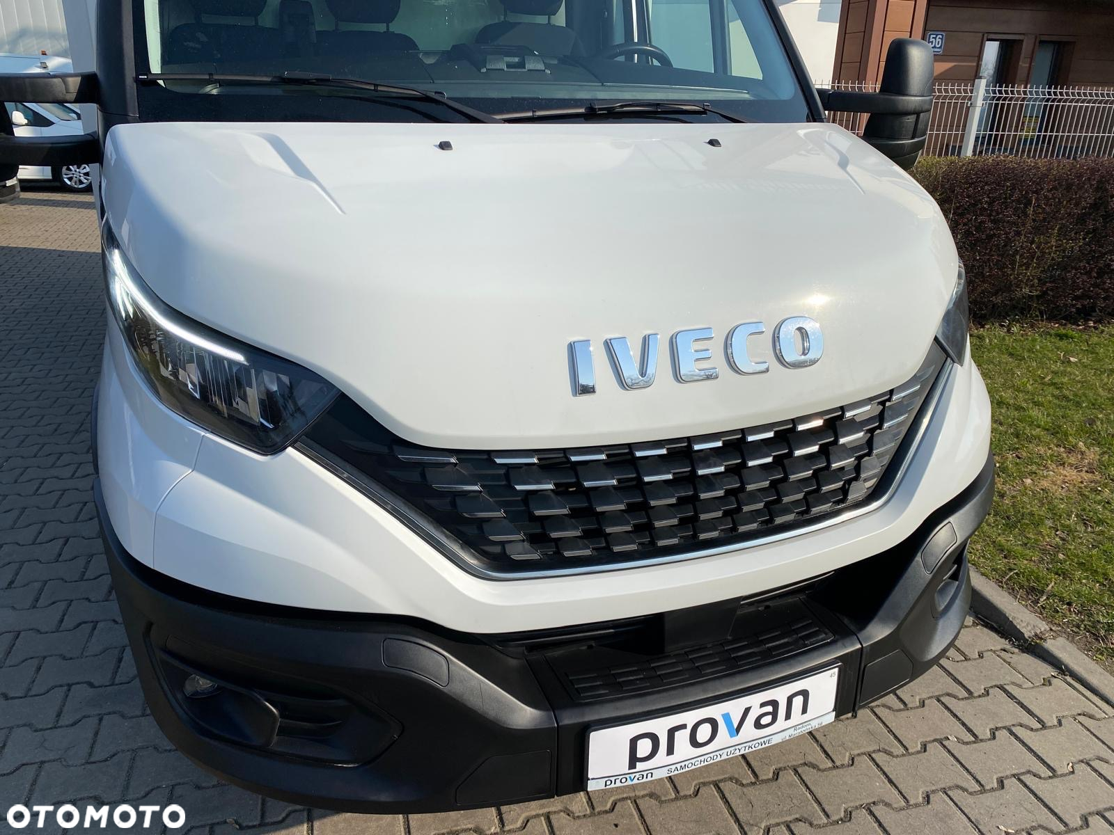 Iveco DAILY 35-160 HI-MATIC KONTENER WINDA WYSOKOŚĆ KONTENERA 2,5 M - 6
