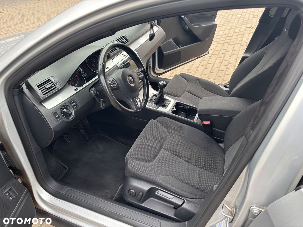 Volkswagen Passat 2.0 TDI DPF Comfortline - 11