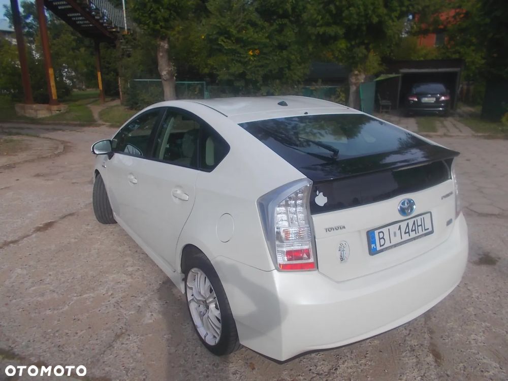 Toyota Prius (Hybrid) - 4