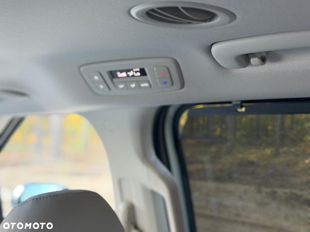 Kia Carnival - 32