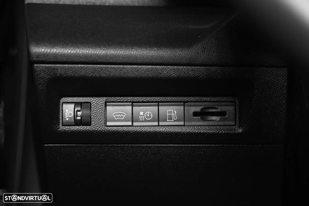Peugeot 408 1.6 Hybrid Allure e-DCS7 - 28
