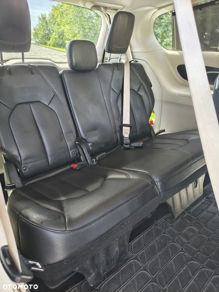 Chrysler Pacifica - 12