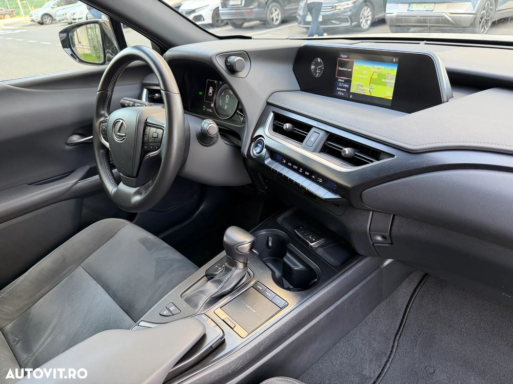 Lexus UX 250h E-FOUR Business - 28