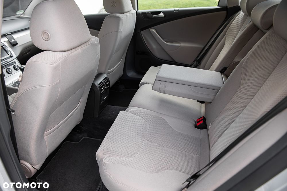 Volkswagen Passat - 25