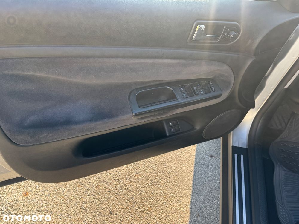Volkswagen Passat 1.9 TDI Highline - 12