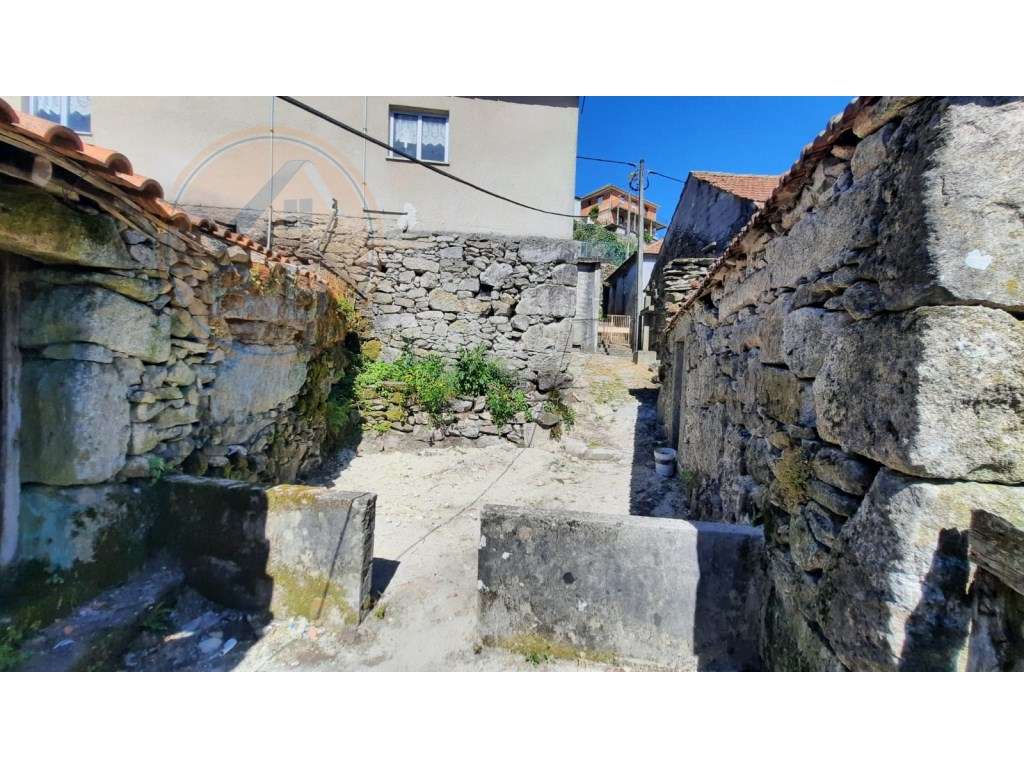 Ruína em pedra para restauro, em Vilar de Cunhas, Cabeceiras de Basto - Grande imagem: 2/29