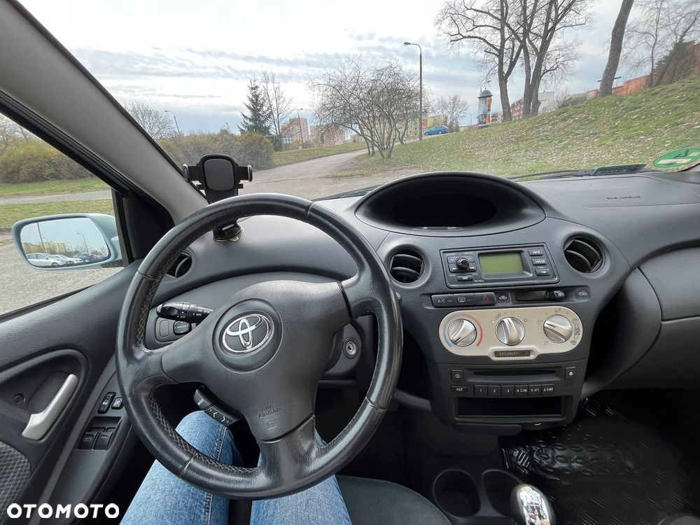 Toyota Yaris 1.0 - 8