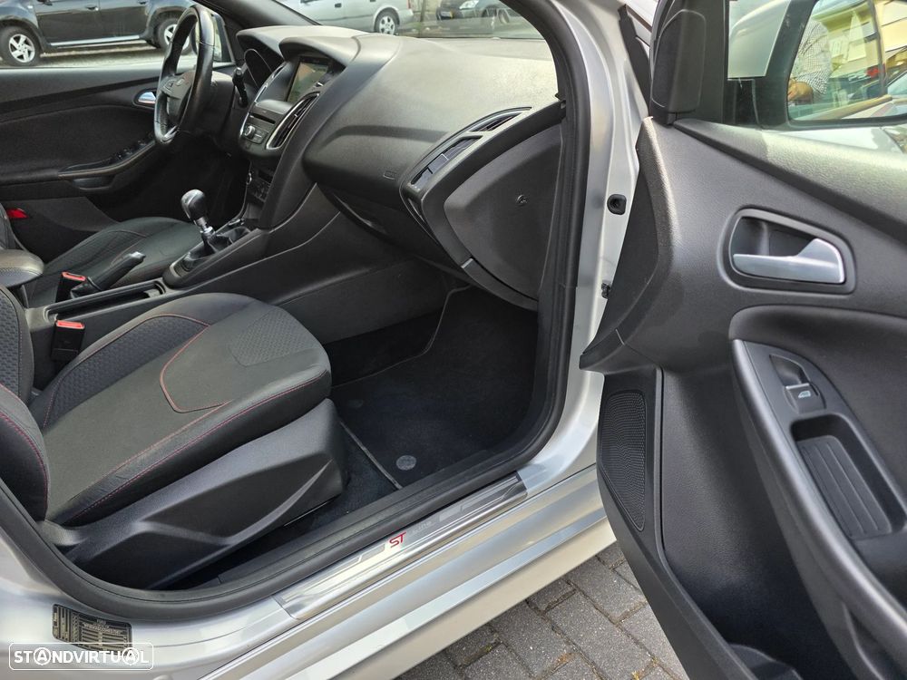 Ford Focus 1.0 EcoBoost MHEV ST-Line - 17