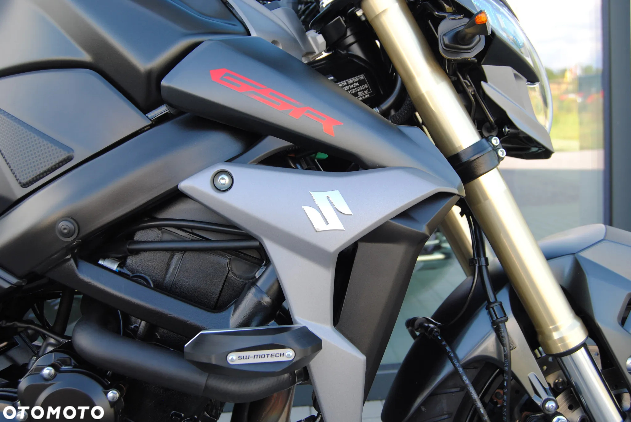 Suzuki GSR - 32