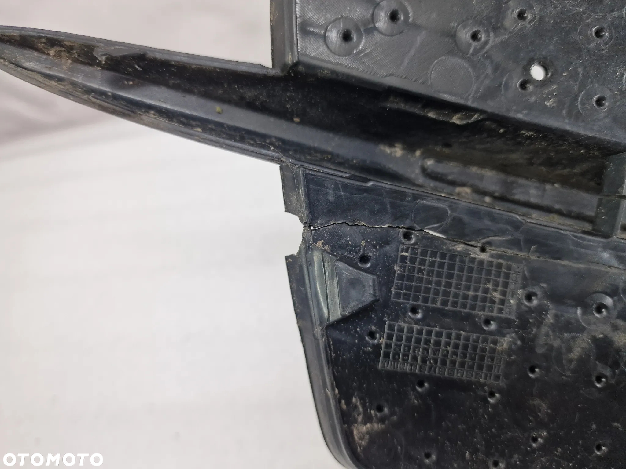 AUDI Q3 8U0 LIFT S-LINE 14- PRAWA KRATKA BOCZNA ZDERZAKA PRZEDNIEGO PRZÓD , NR 8U0807682D , NR AUKCJI E/10 - 11