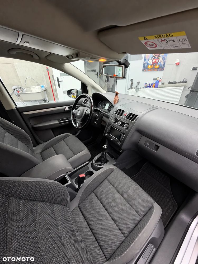 Volkswagen Touran - 12
