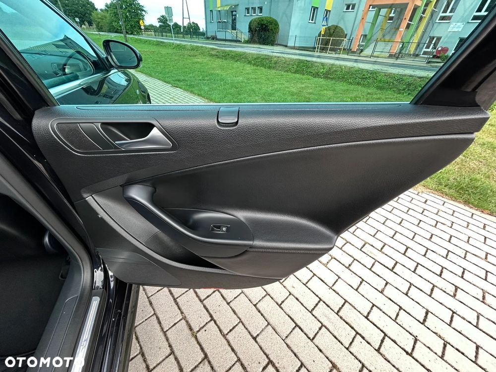 Volkswagen Passat Variant 2.0 TDI DPF R-Line Edition Plus - 20