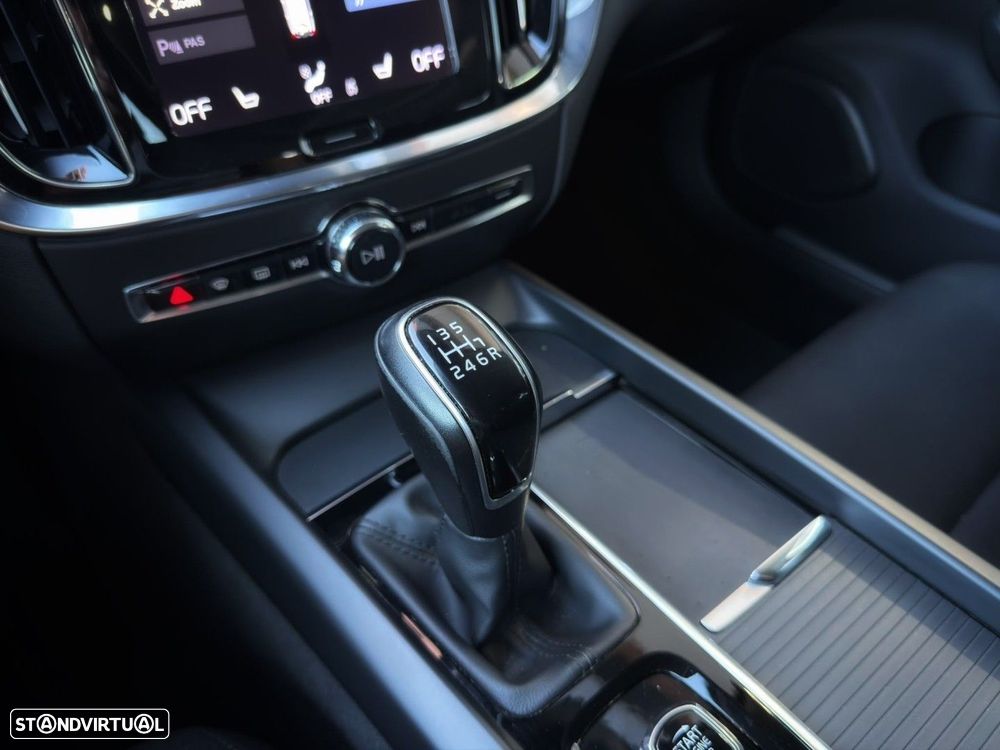Volvo V60 2.0 D3 Momentum - 24