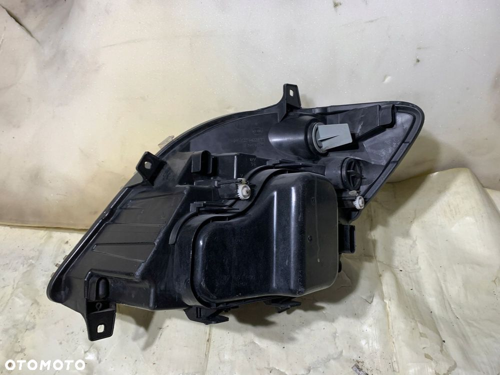 Mercedes-Benz Sprinter W906 2008 Lampa przednia - 4