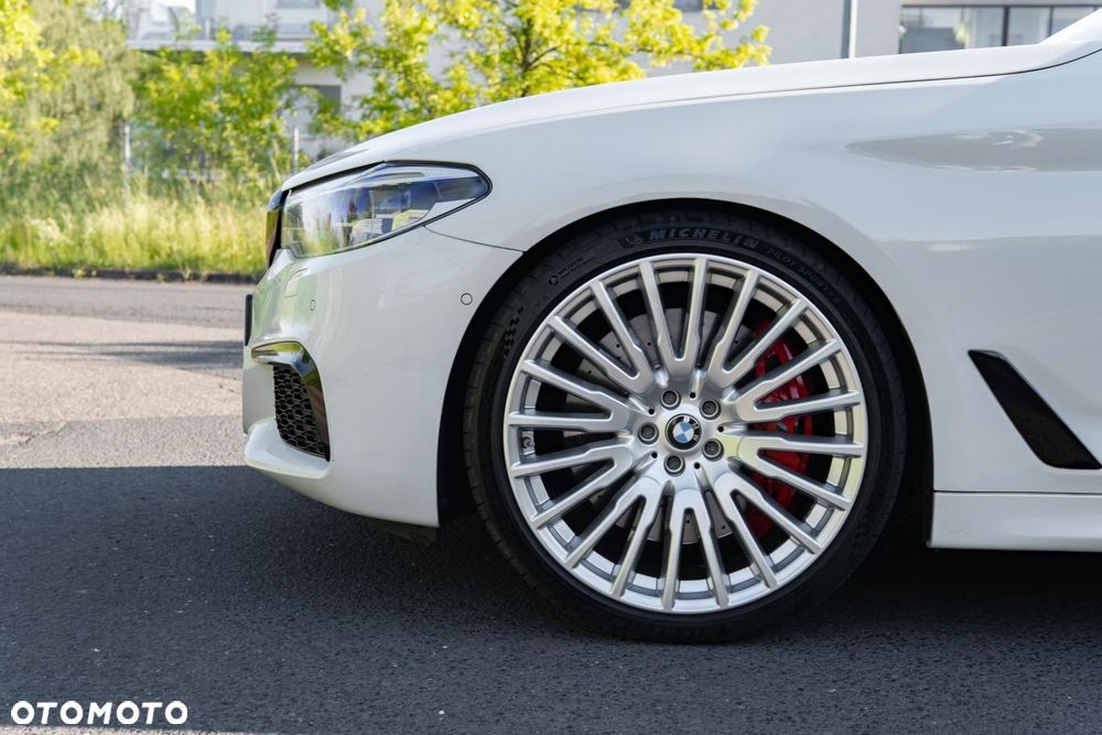 BMW Seria 5 M550i xDrive sport - 38