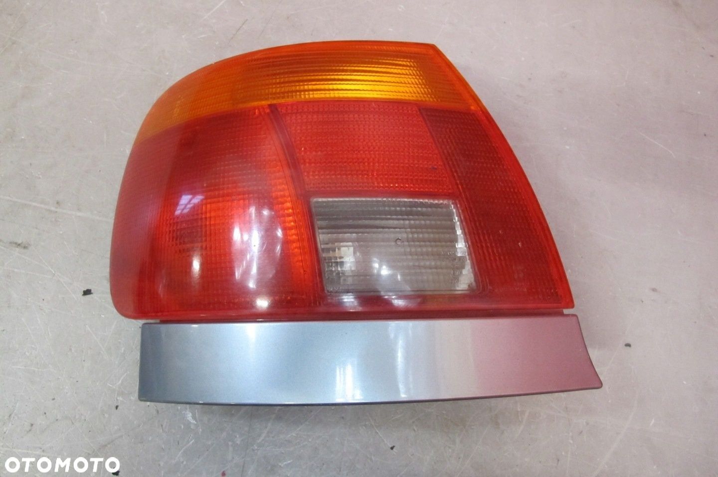 AUDI A4 B5 8D2 94-98 SEDAN LAMPA LEWA TYŁ TLYNA LISTWA - 1