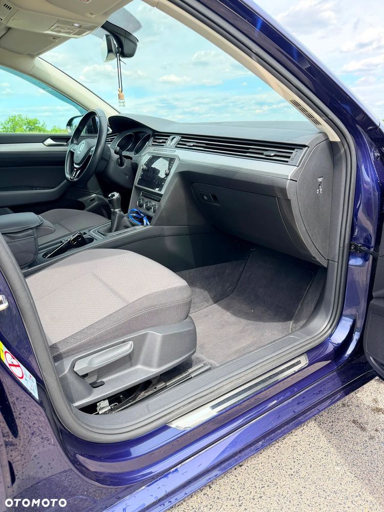Volkswagen Passat - 11