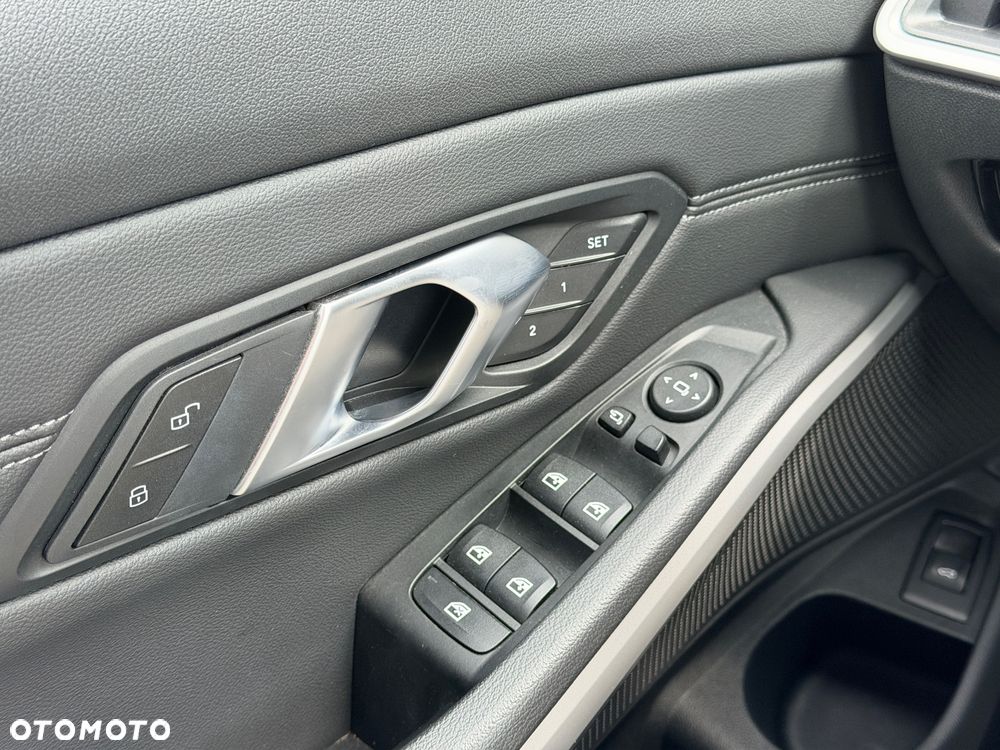 BMW Seria 3 318i - 29