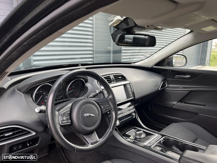 Jaguar XE 2.0 D Prestige Aut. - 2