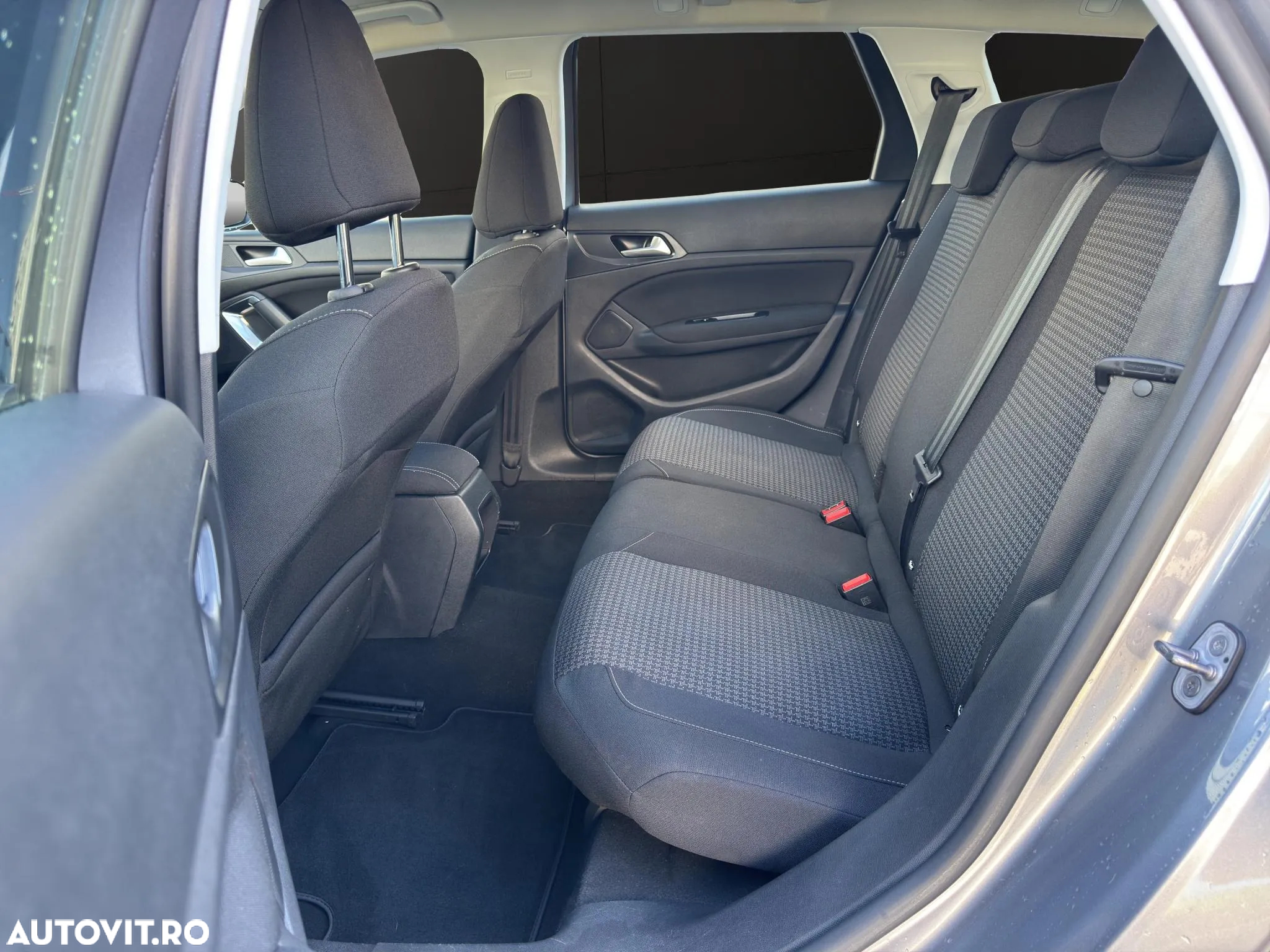 Peugeot 308 1.2 L PureTech Turbo S&S Active - 8