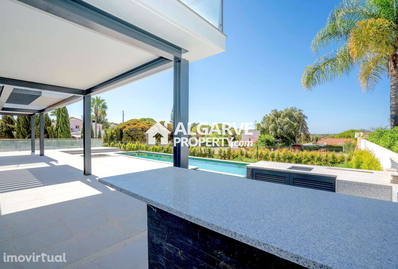 Moradia V4 de estilo contemporâneo a estrear perto da Praia em Albufei - Grande imagem: 3/47