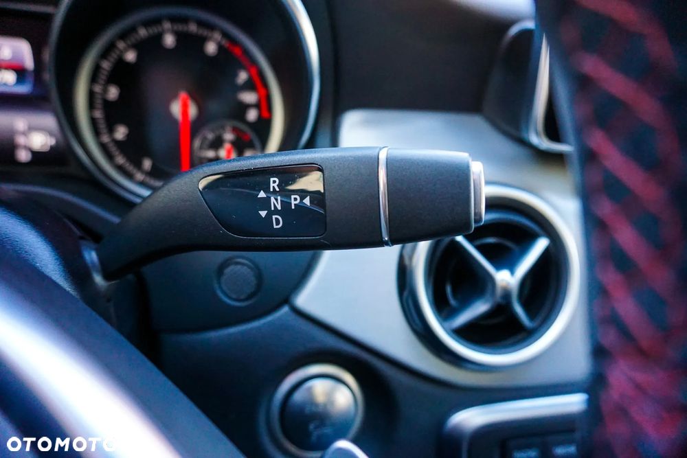 Mercedes-Benz GLA 200 7G-DCT AMG Line - 30