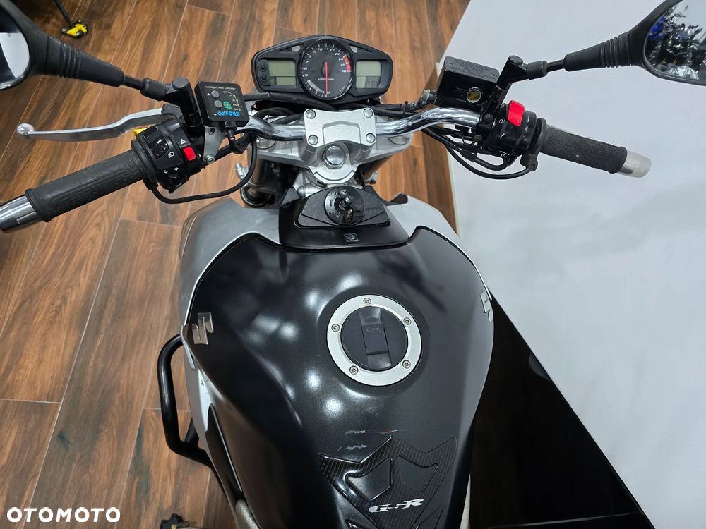 Suzuki GSR - 22