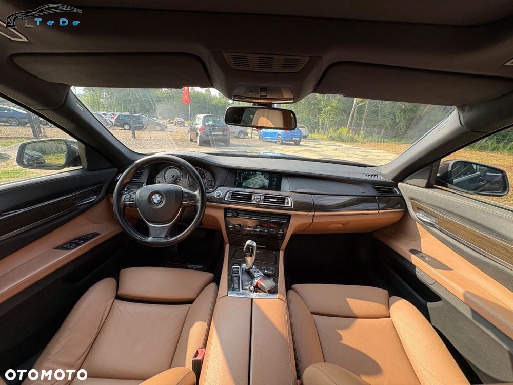 BMW Seria 7 750i L xDrive - 32