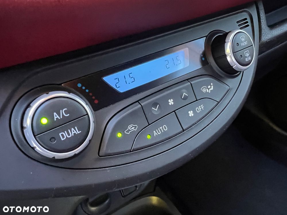 Toyota Yaris Hybrid 100 Selection - 15