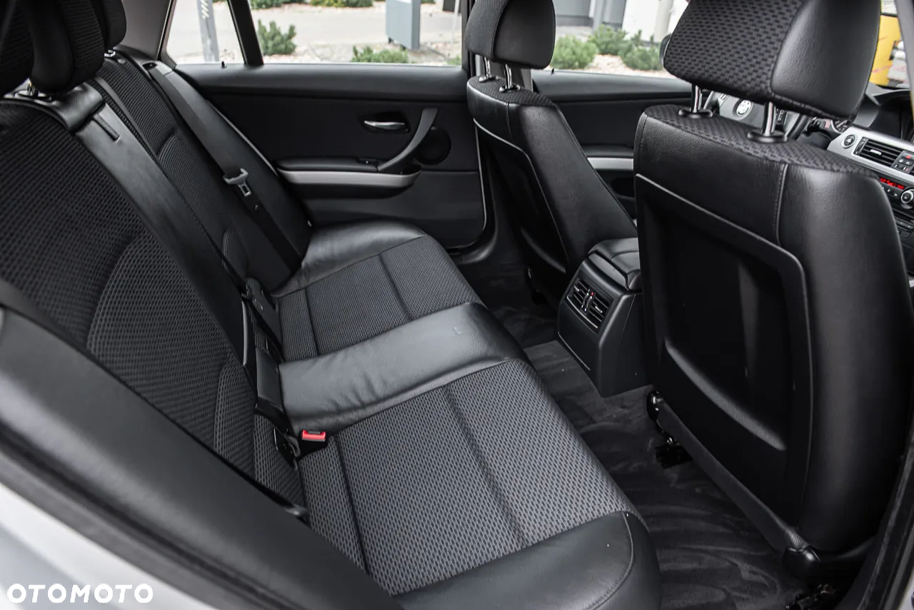 BMW Seria 3 325i xDrive Touring - 28